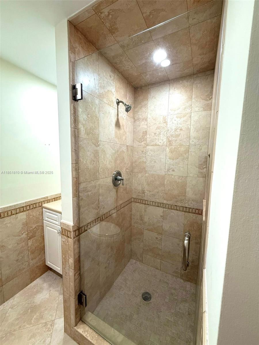 2929 Southeast Ocean Boulevard, Unit 14310 Stuart, FL 34996 - Photo 63 of 73 a bathroom with a shower