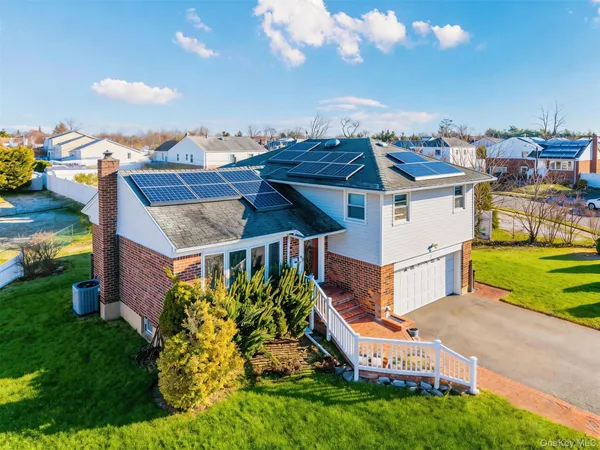 $928,000 | 22 Forest Drive, Plainview, NY 11803