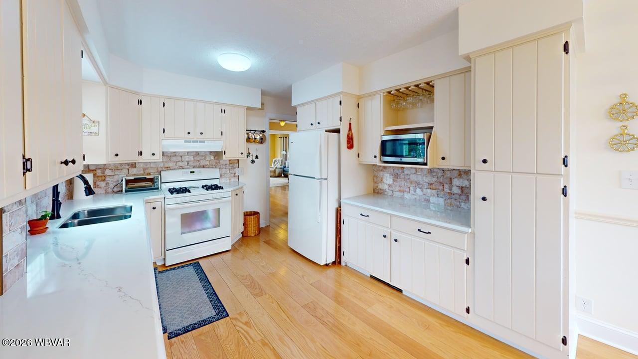 2036 Reed Street Williamsport, PA 17701 - Photo 10 of 41 Quartzite counters!