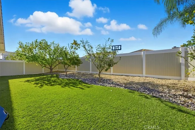 a view of a backyard