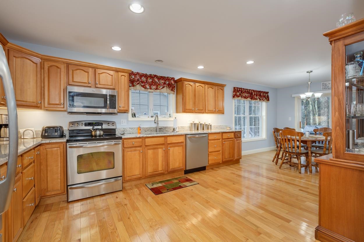 9 Arbor Circle Litchfield, NH 03052 - Photo 5 of 40