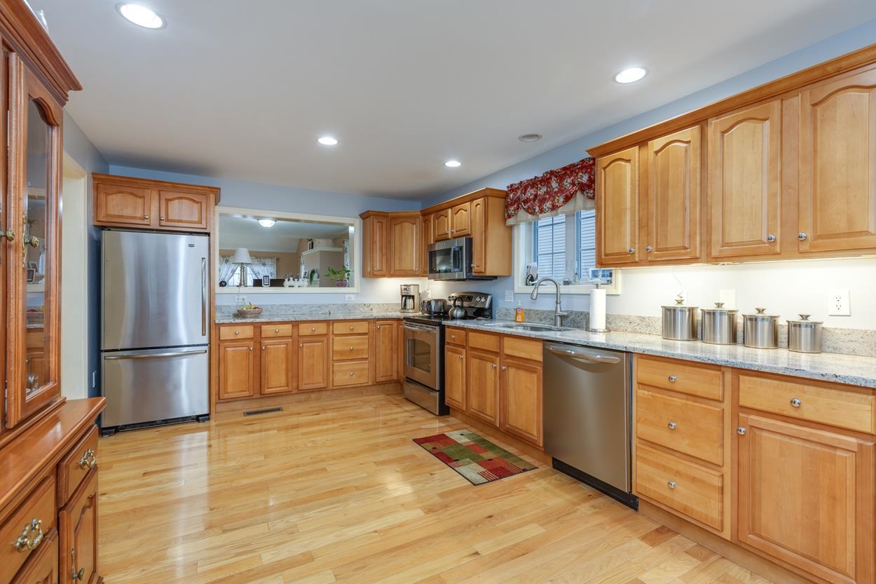 9 Arbor Circle Litchfield, NH 03052 - Photo 8 of 40