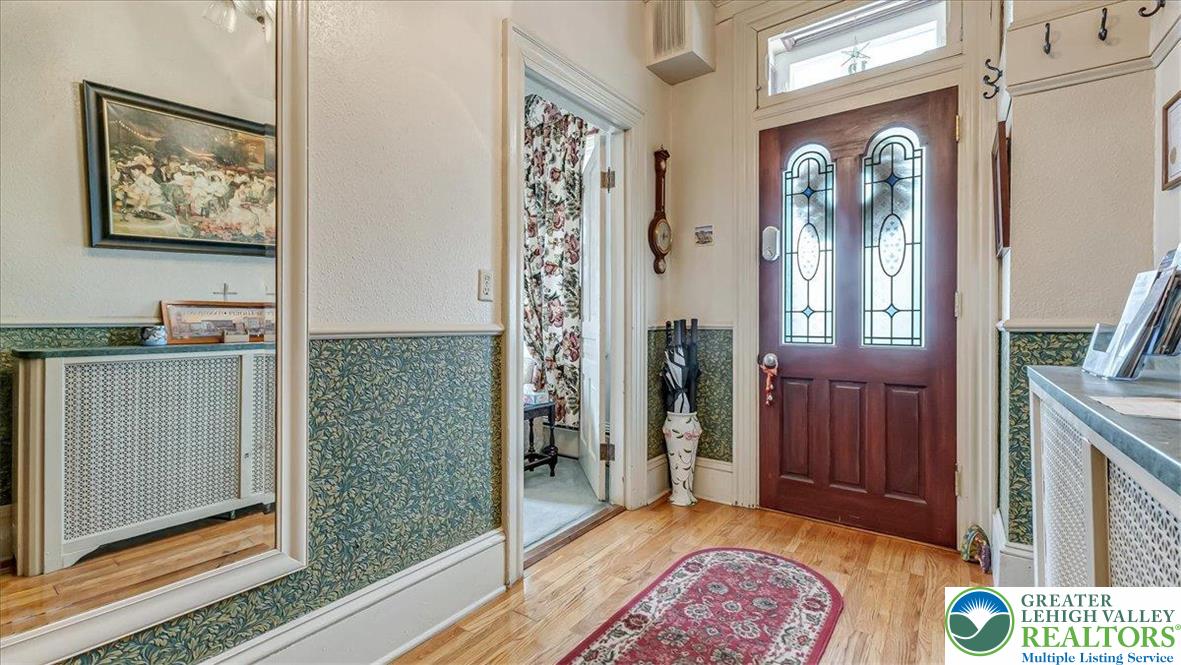 12 Chestnut Avenue Jim Thorpe, PA 18229 - Photo 2 of 38 workspace with wooden floor and a rug