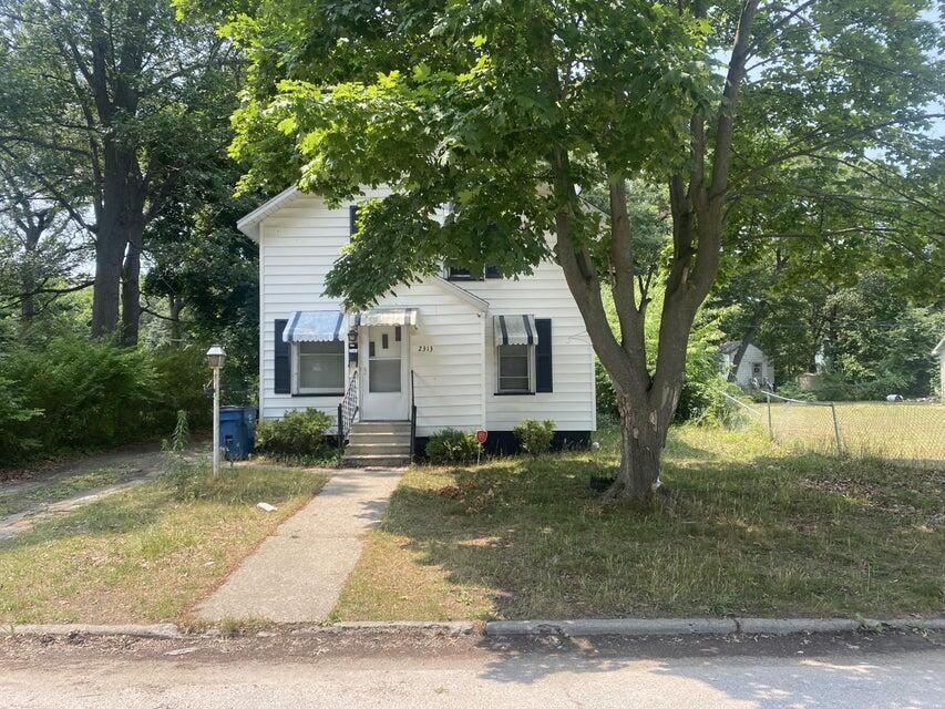 2313 Riordan Street Muskegon, MI 49444 - Photo 1 of 28 2313 riordan front