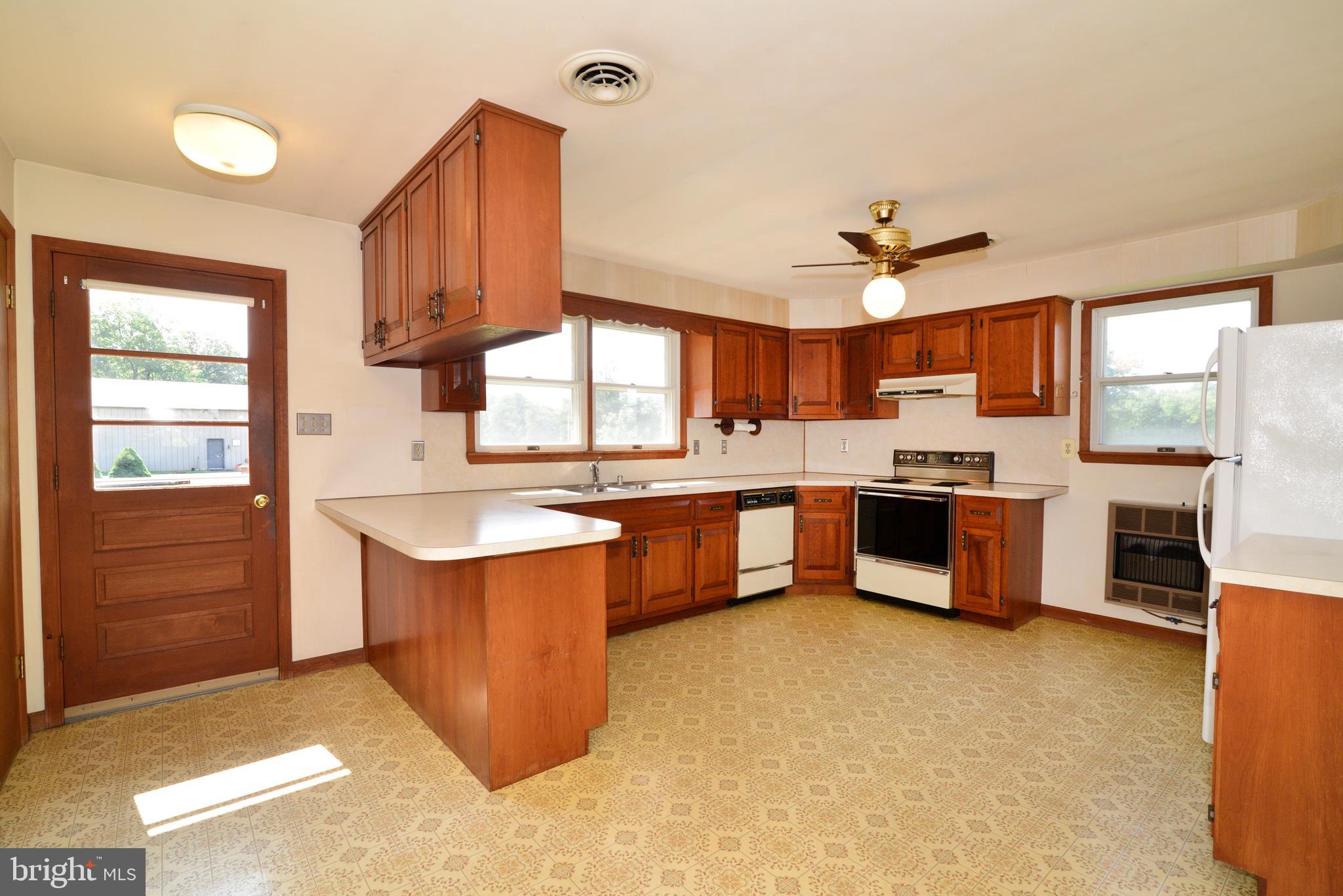 43157 Lucketts Road Leesburg, VA 20176 - Photo 12 of 56 Spacious kitchen with lots of cabinets!