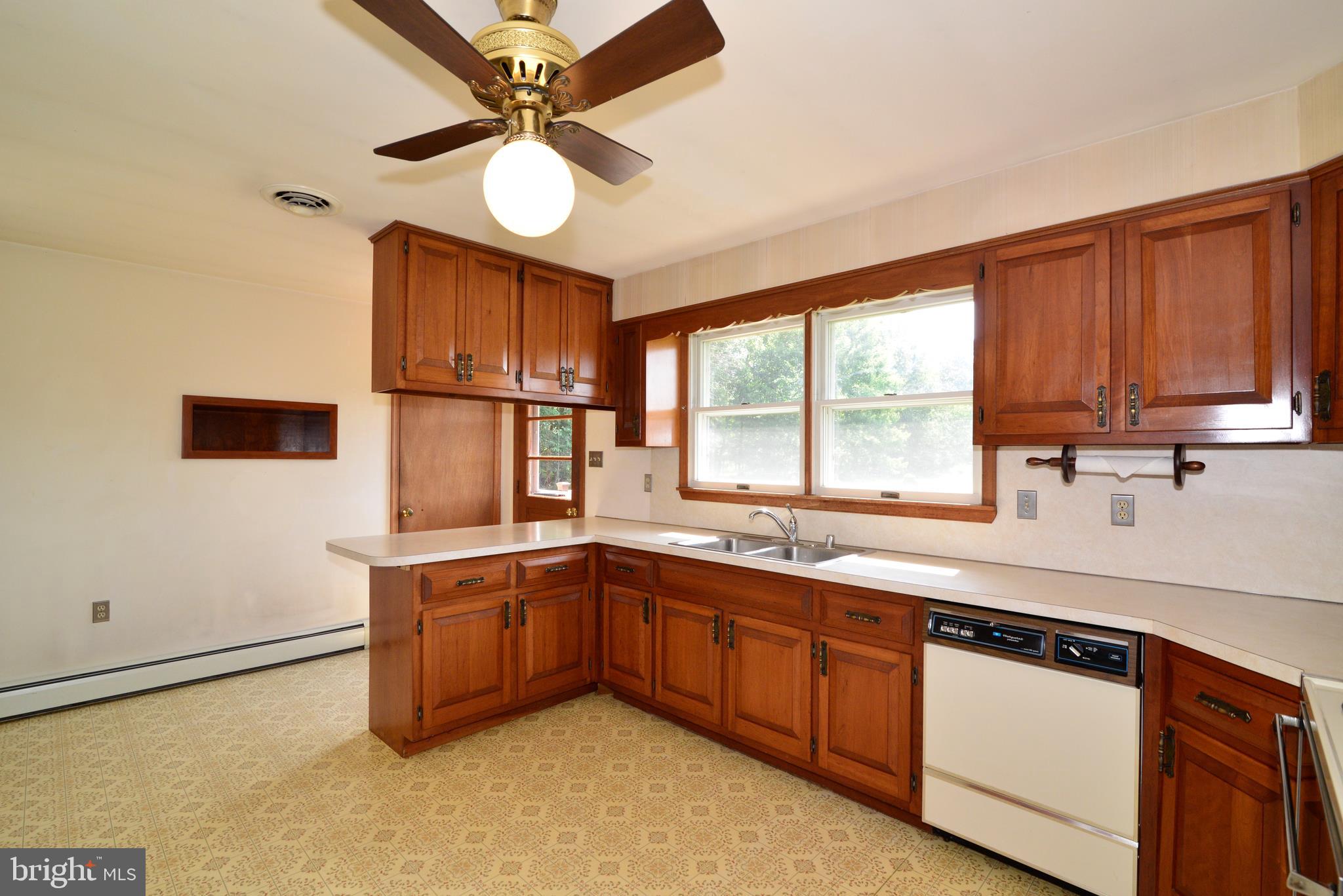 43157 Lucketts Road Leesburg, VA 20176 - Photo 13 of 56 Space for table and walk in pantry