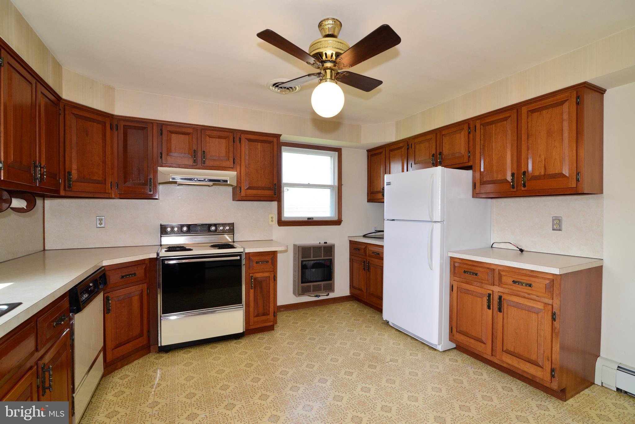 43157 Lucketts Road Leesburg, VA 20176 - Photo 14 of 56 Country kitchen with raised panel cabinets