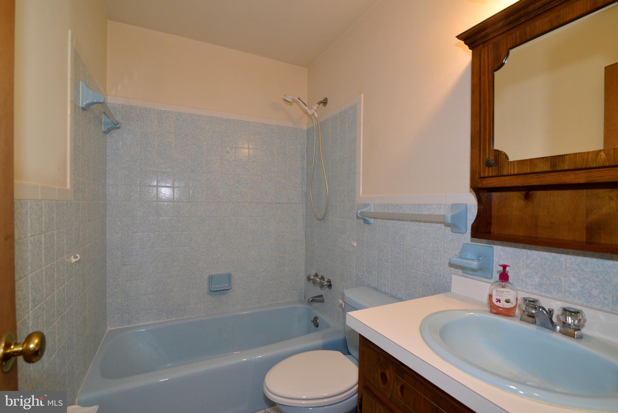 43157 Lucketts Road Leesburg, VA 20176 - Photo 21 of 56 2nd full bathroom serves secondary bedrooms