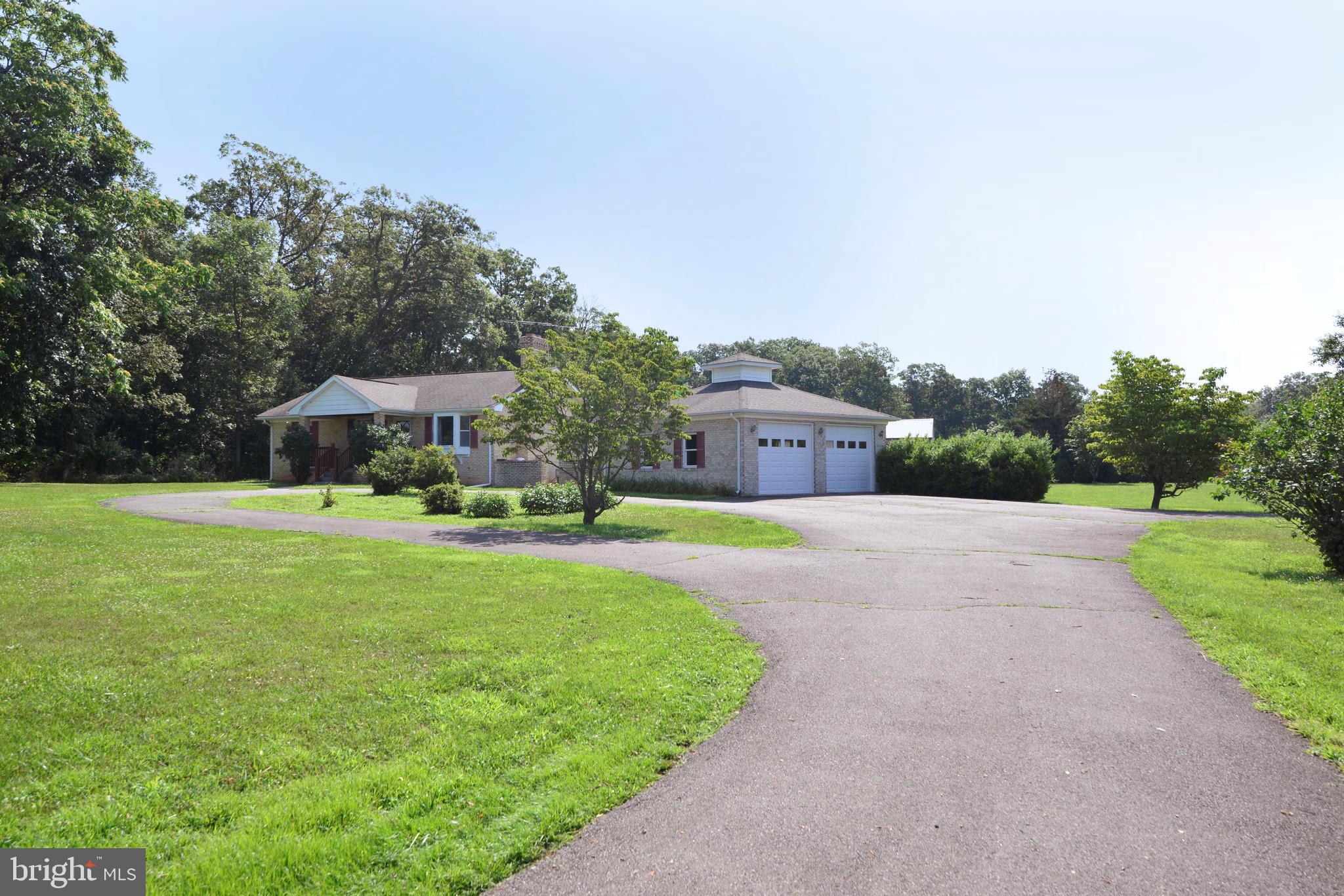 43157 Lucketts Road Leesburg, VA 20176 - Photo 4 of 56 Welcoming drive up to brick house and garage.