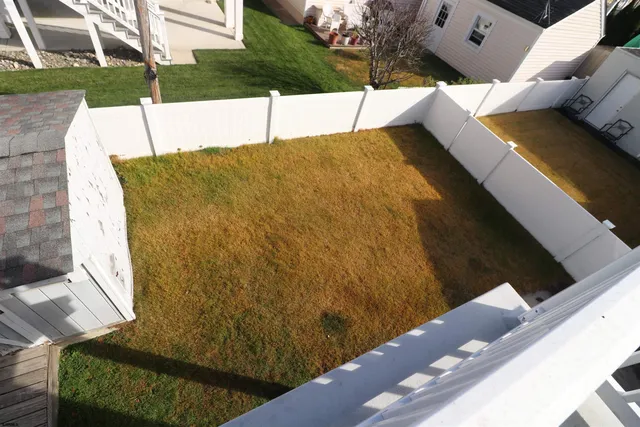 a view of a back yard