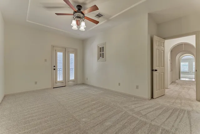 a view of a livingroom with a ceiling fan window and a ceiling fan