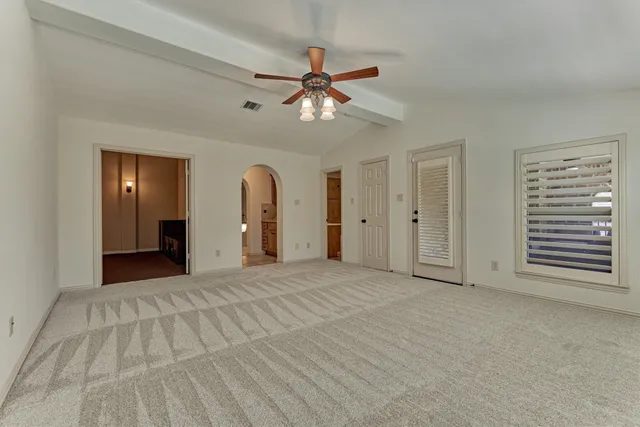 a view of a livingroom with a ceiling fan window and a ceiling fan