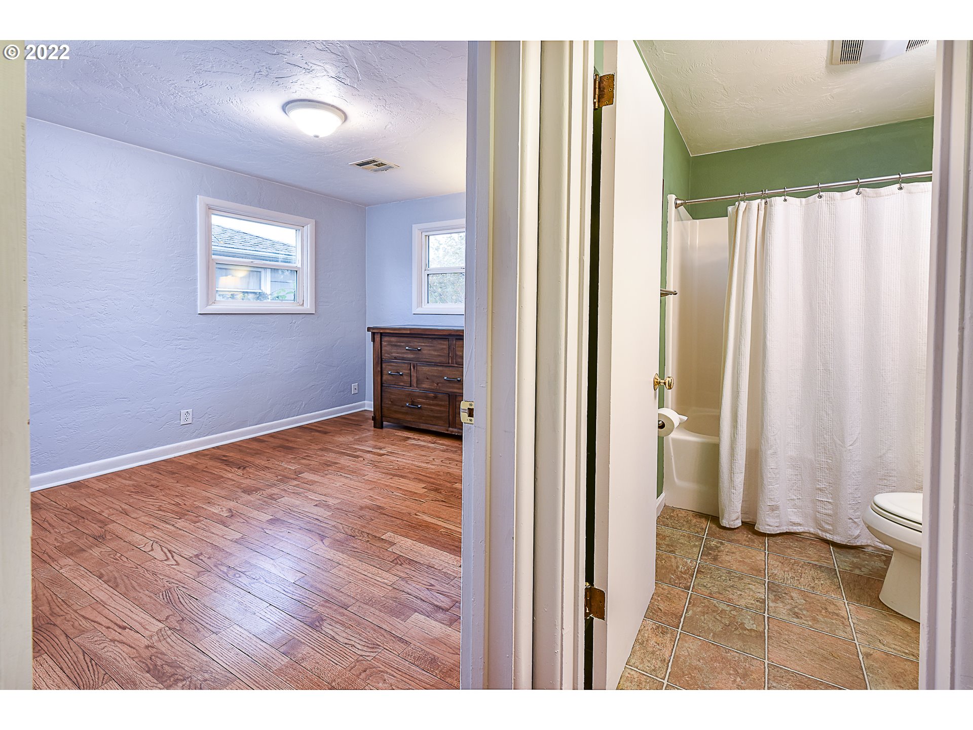 3241 Pheasant Boulevard Springfield, OR 97477 - Photo 21 of 28 a view of a hallway with wooden floor and a window