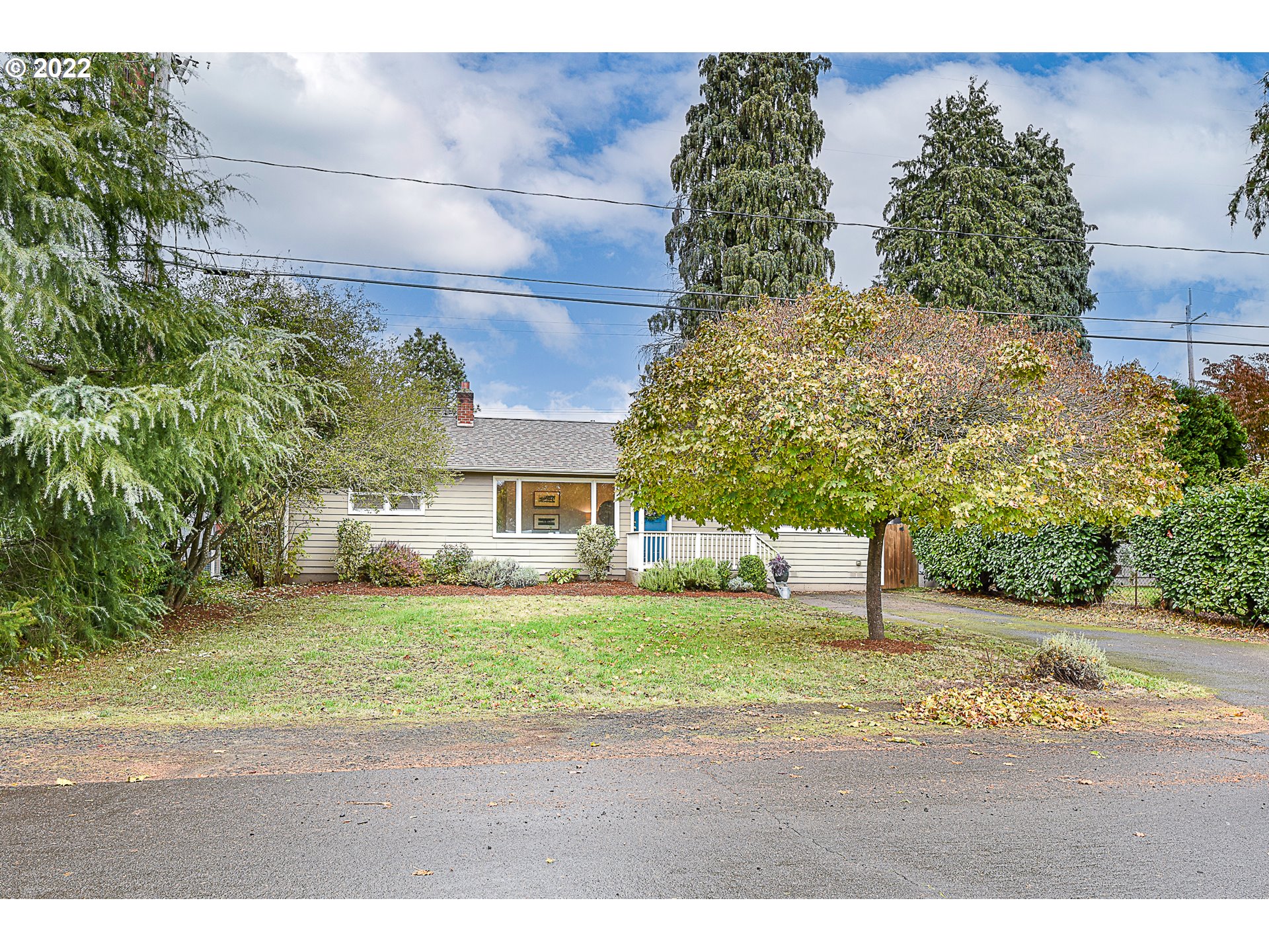 3241 Pheasant Boulevard Springfield, OR 97477 - Photo 3 of 28 a front view of a house with a garden
