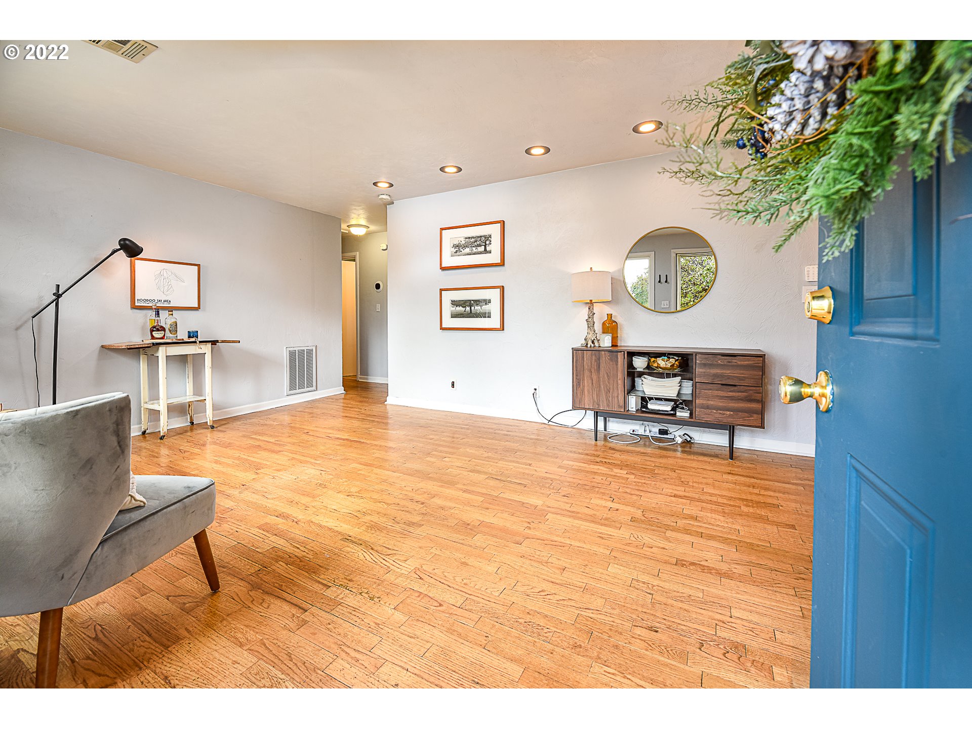 3241 Pheasant Boulevard Springfield, OR 97477 - Photo 4 of 28 a living room with furniture and a large tree