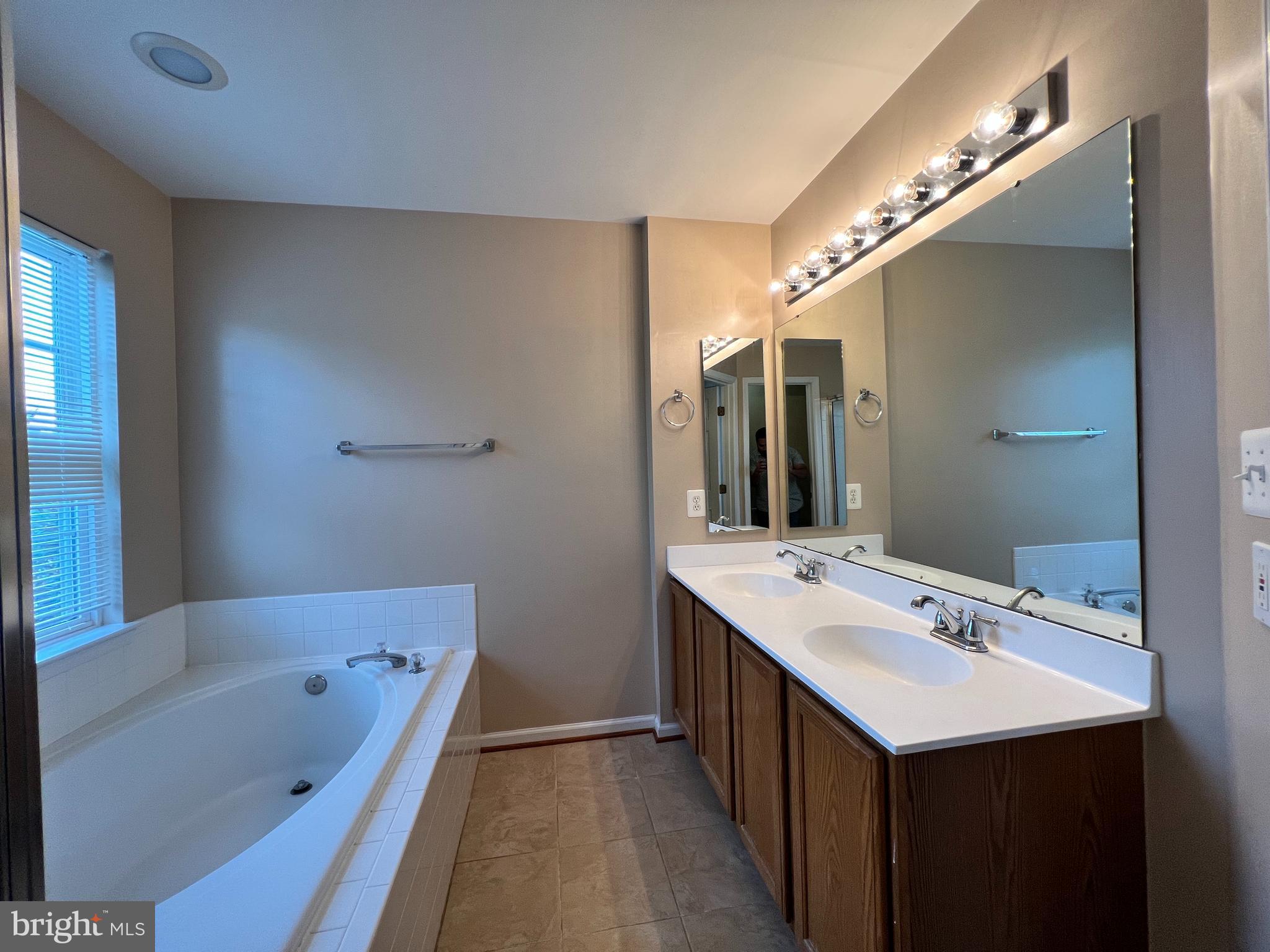 10168 Elgin Way Bristow, VA 20136 - Photo 15 of 37 Dual Vanity