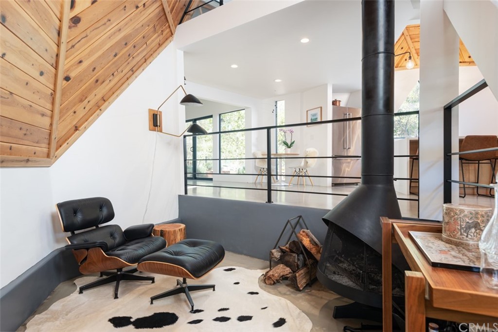 4935 San Jacinto Circle East Fallbrook, CA 92028 - Photo 12 of 53 a livingroom with workspace and a window