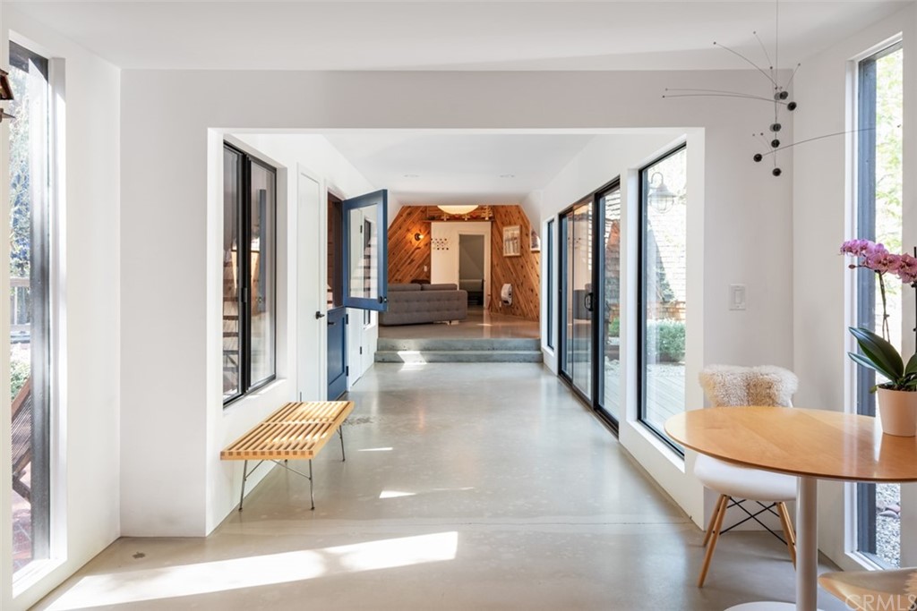 4935 San Jacinto Circle East Fallbrook, CA 92028 - Photo 6 of 53 a lobby with furniture and a potted plant