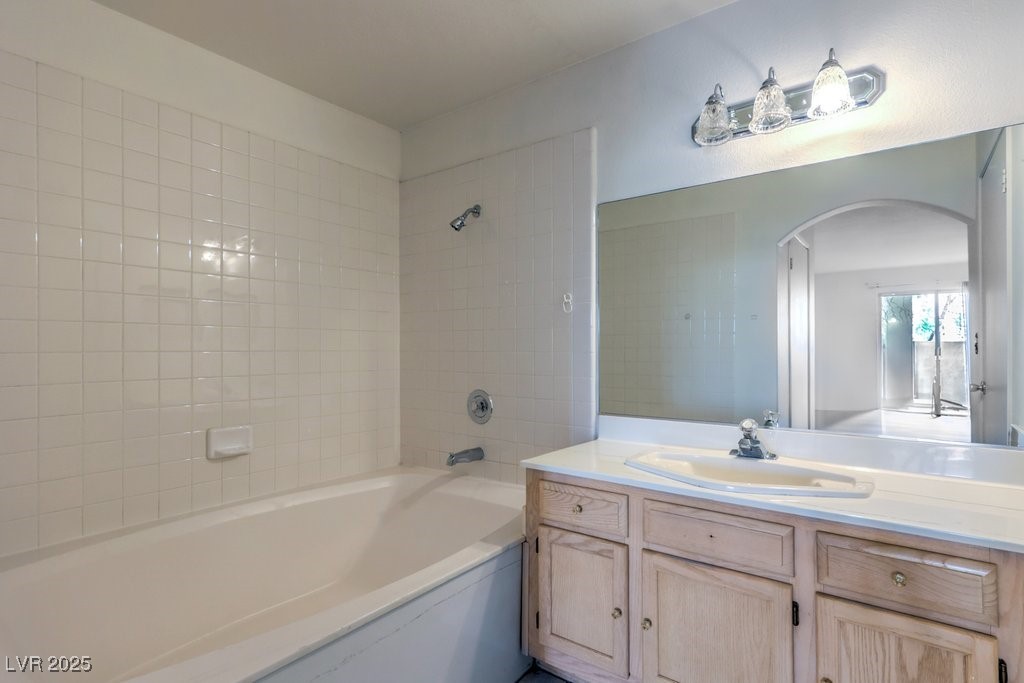 698 South Racetrack Road, Unit 1014 Henderson, NV 89015 - Photo 21 of 25 Full bath with vanity and washtub / shower combination