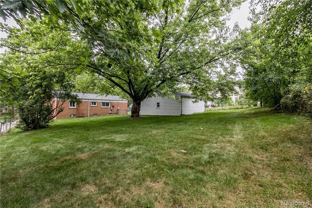 1218 Maple Drive Rochester, MI 48307 - Photo 17 of 18 Yard.jpg