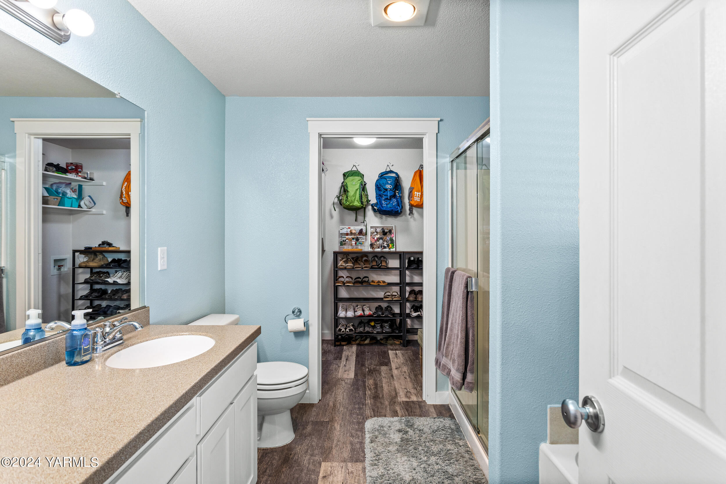 810 Millenium Avenue Moxee, WA 98936 - Photo 17 of 38 a bathroom with a sink a toilet and shower