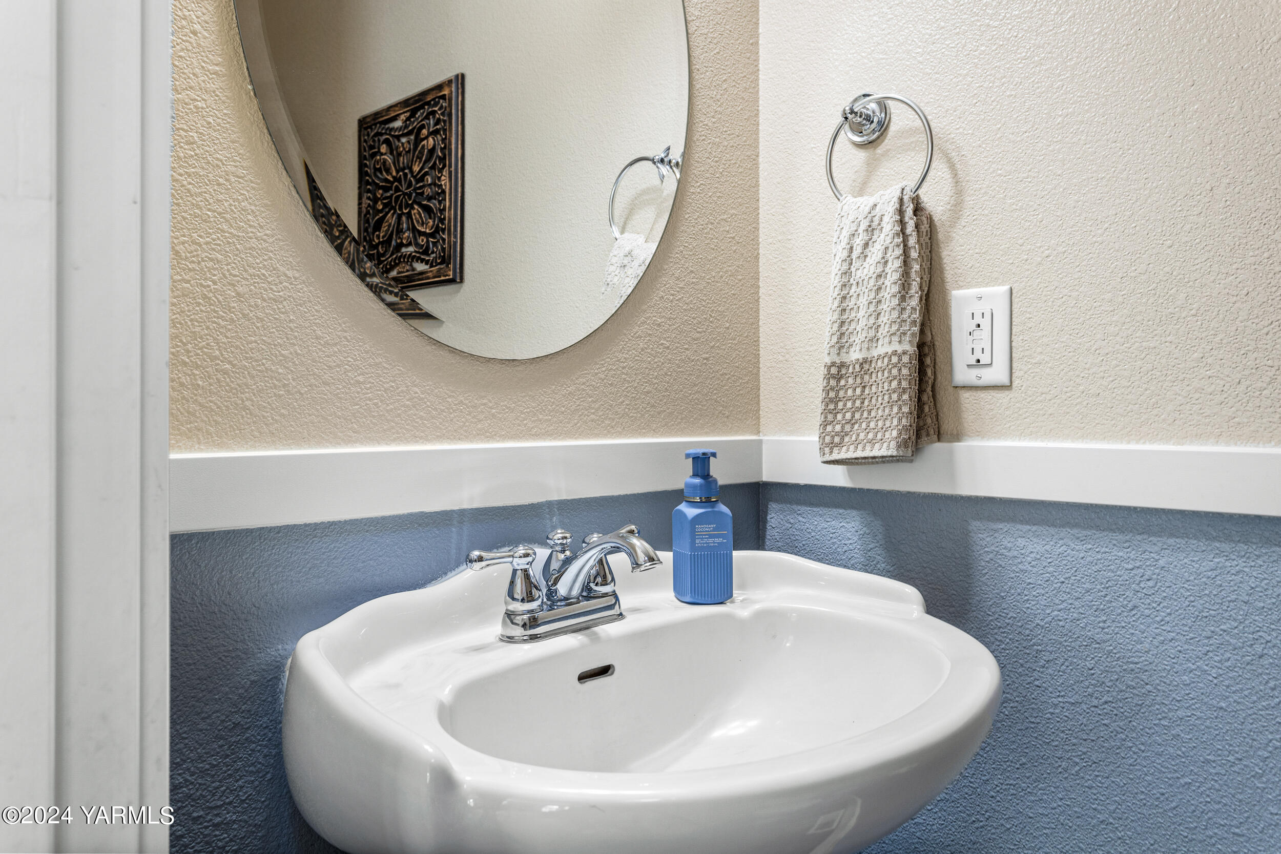 810 Millenium Avenue Moxee, WA 98936 - Photo 20 of 38 a bathroom with a sink and a mirror