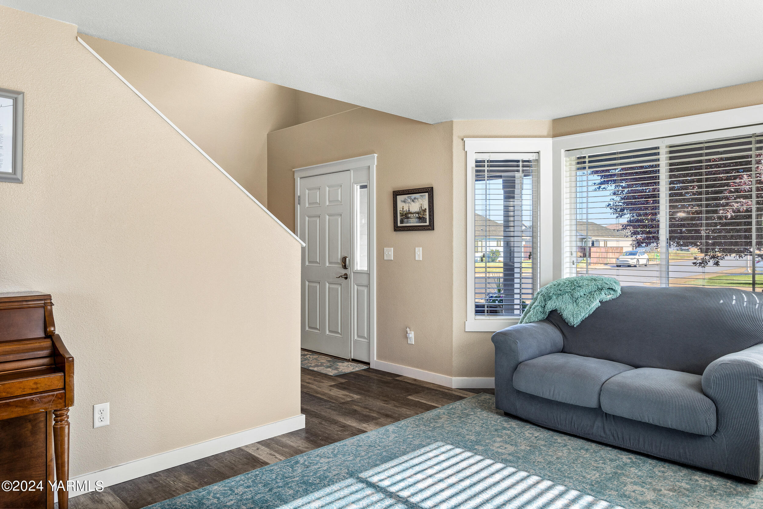 810 Millenium Avenue Moxee, WA 98936 - Photo 2 of 38 a living room with furniture and a window