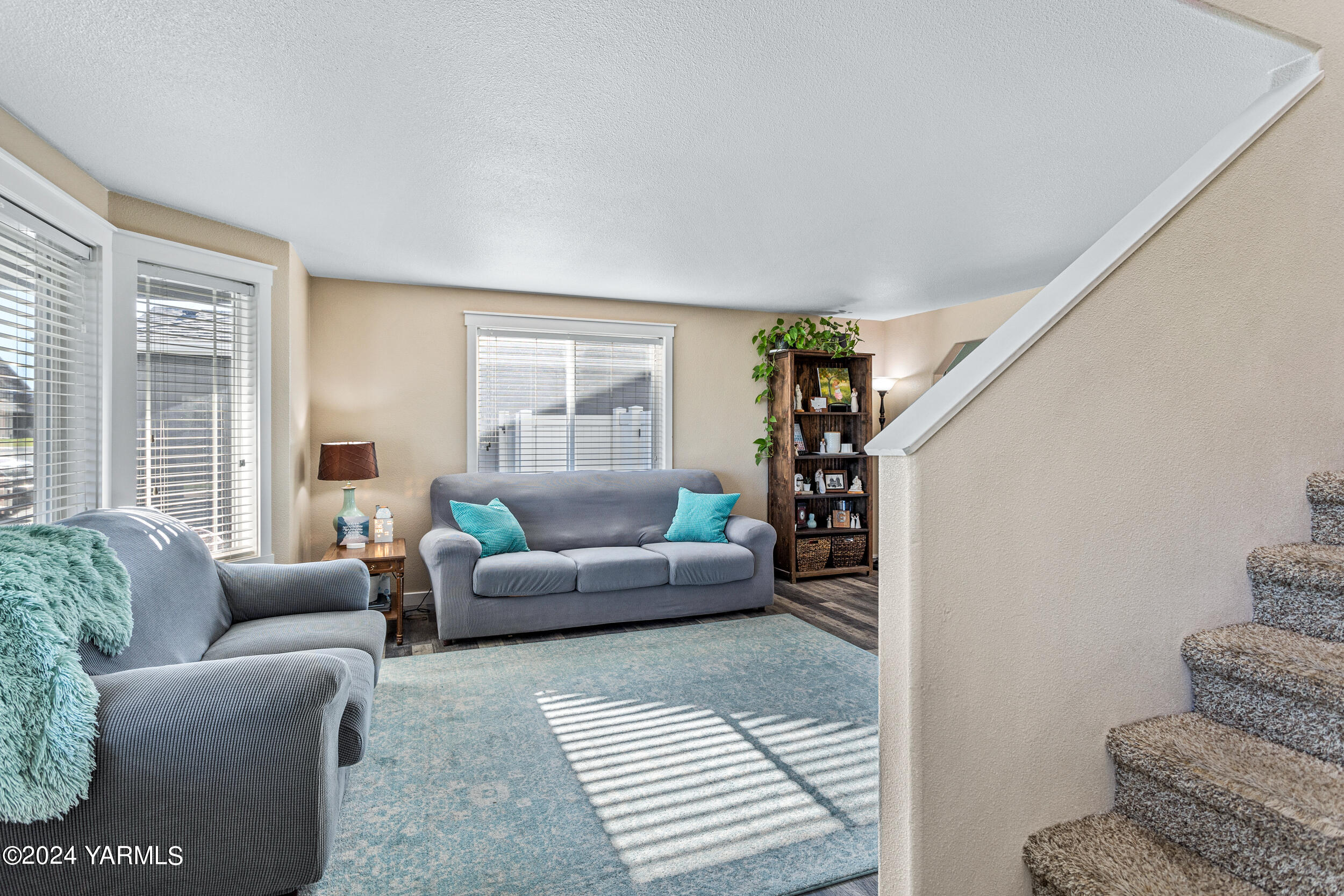 810 Millenium Avenue Moxee, WA 98936 - Photo 3 of 38 a living room with furniture and a large window