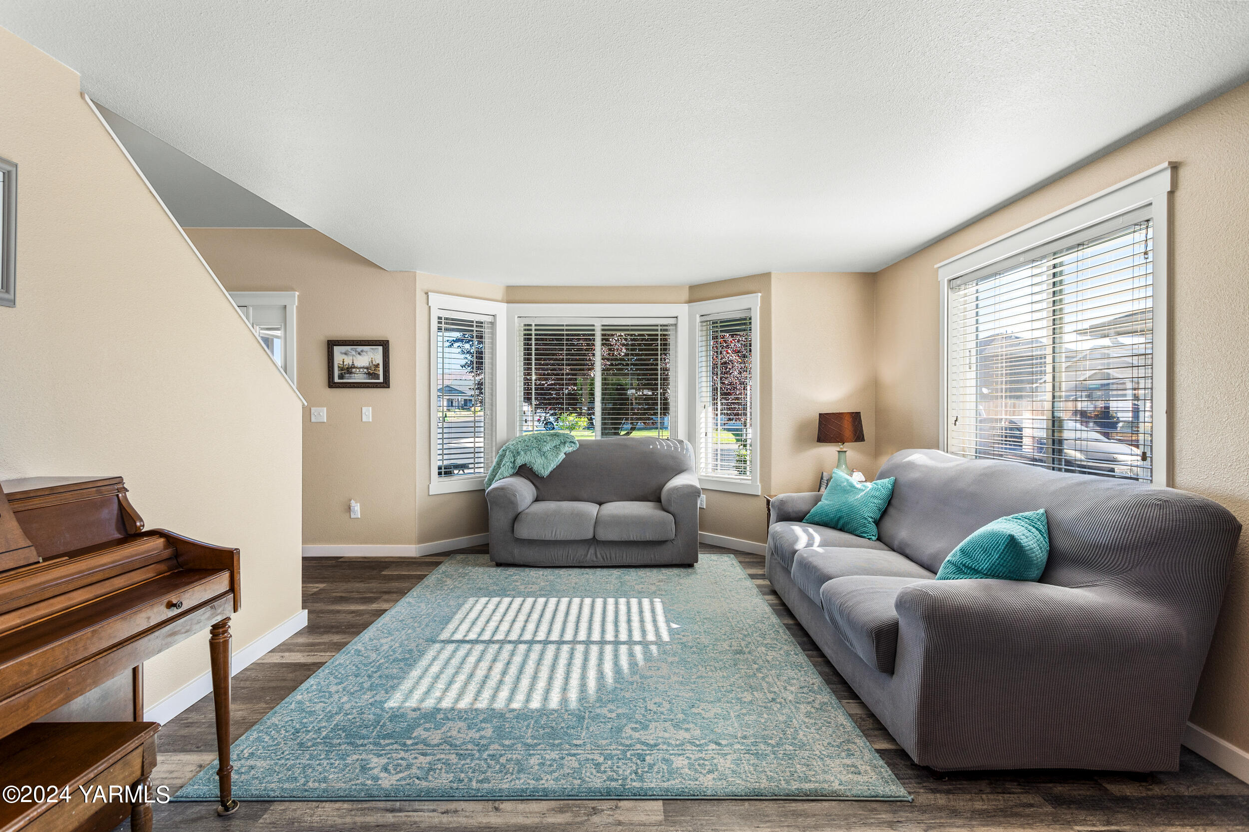 810 Millenium Avenue Moxee, WA 98936 - Photo 4 of 38 a living room with furniture and a large window
