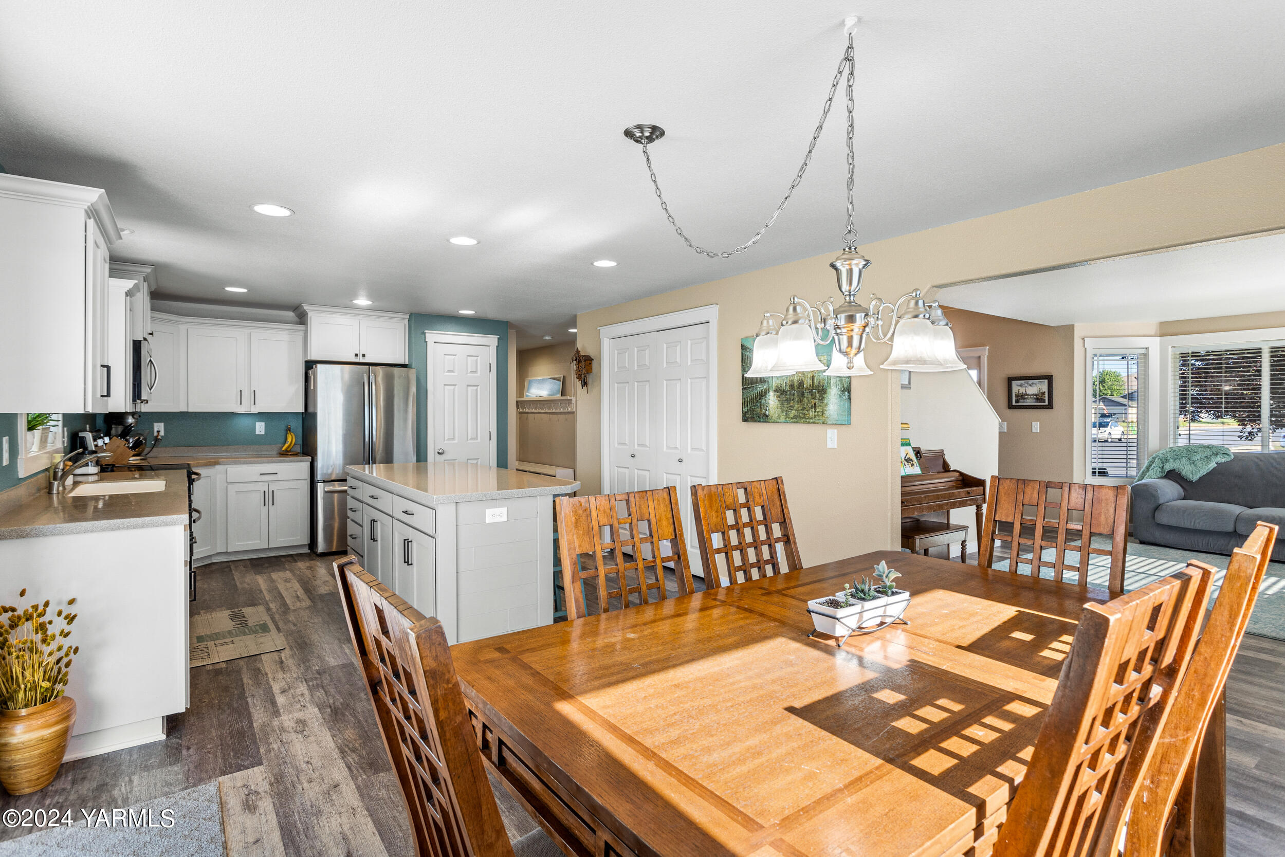 810 Millenium Avenue Moxee, WA 98936 - Photo 7 of 38 a living room with furniture dining table and a chandelier