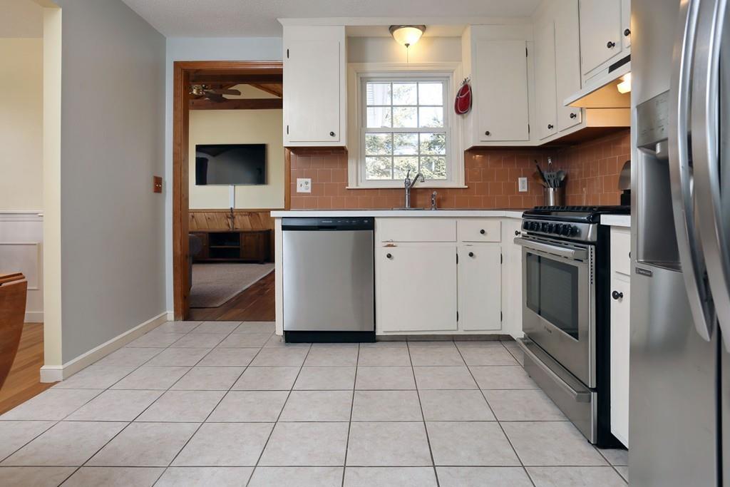 22 Meadow Road Medway, MA 02053 - Photo 5 of 25 Gallery Image 5