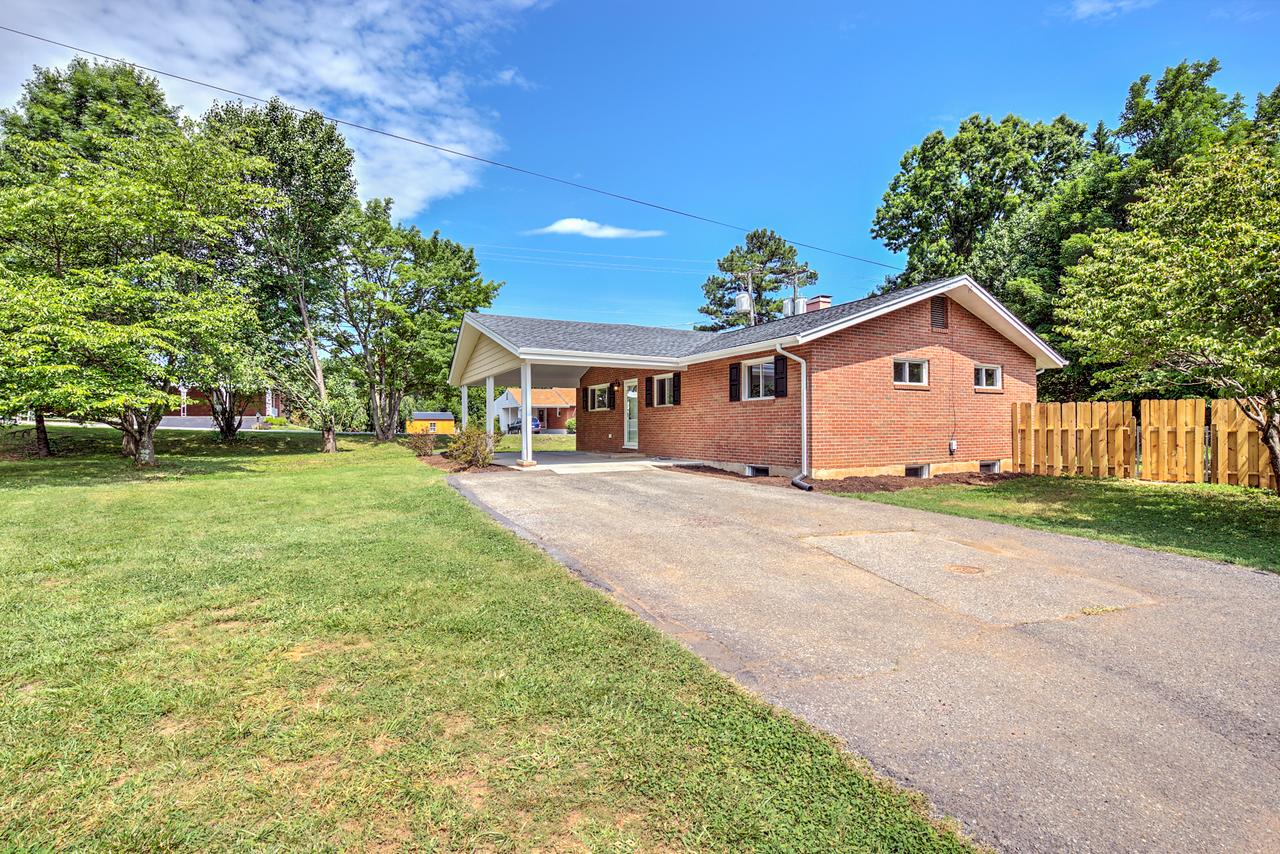 5353 Grandin Rd Extension Roanoke, VA 24018 - Photo 4 of 25 Driveway