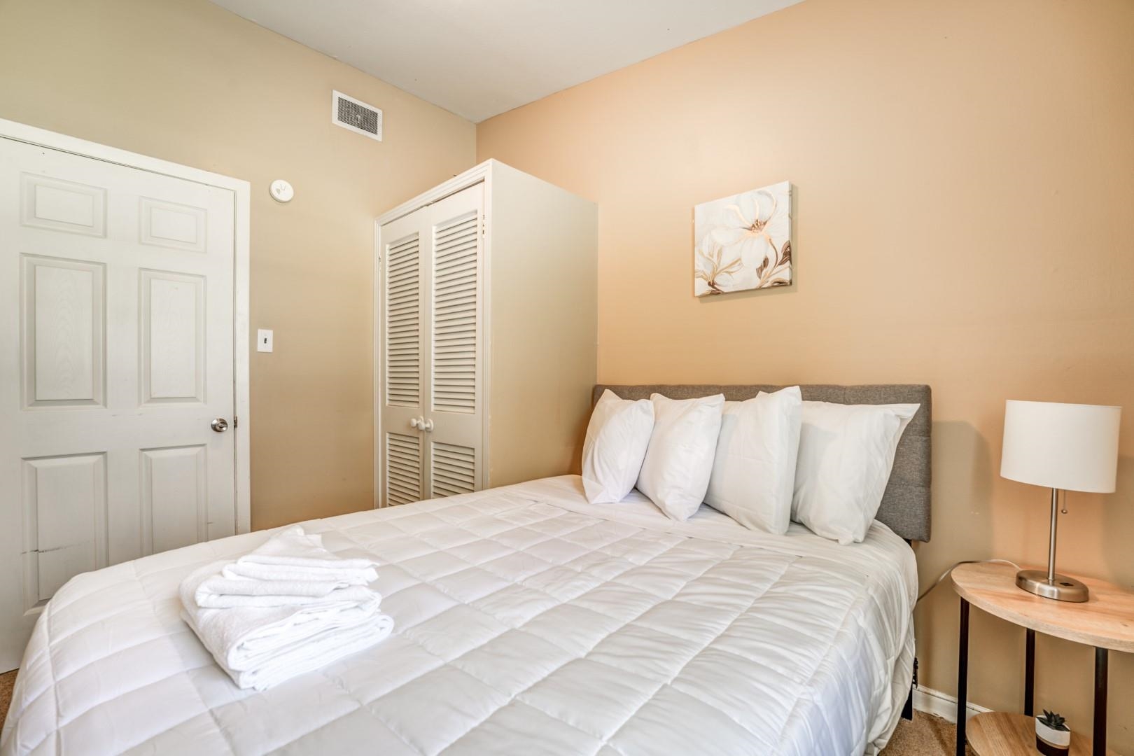 3661 McCorkle Road Memphis, TN 38116 - Photo 14 of 25 a bedroom with a bed and a lamp