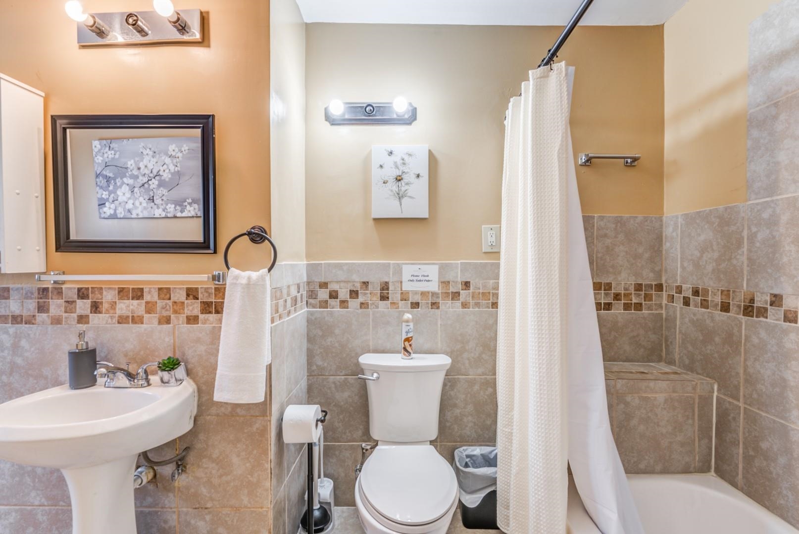 3661 McCorkle Road Memphis, TN 38116 - Photo 20 of 25 a bathroom with a toilet a sink and a shower