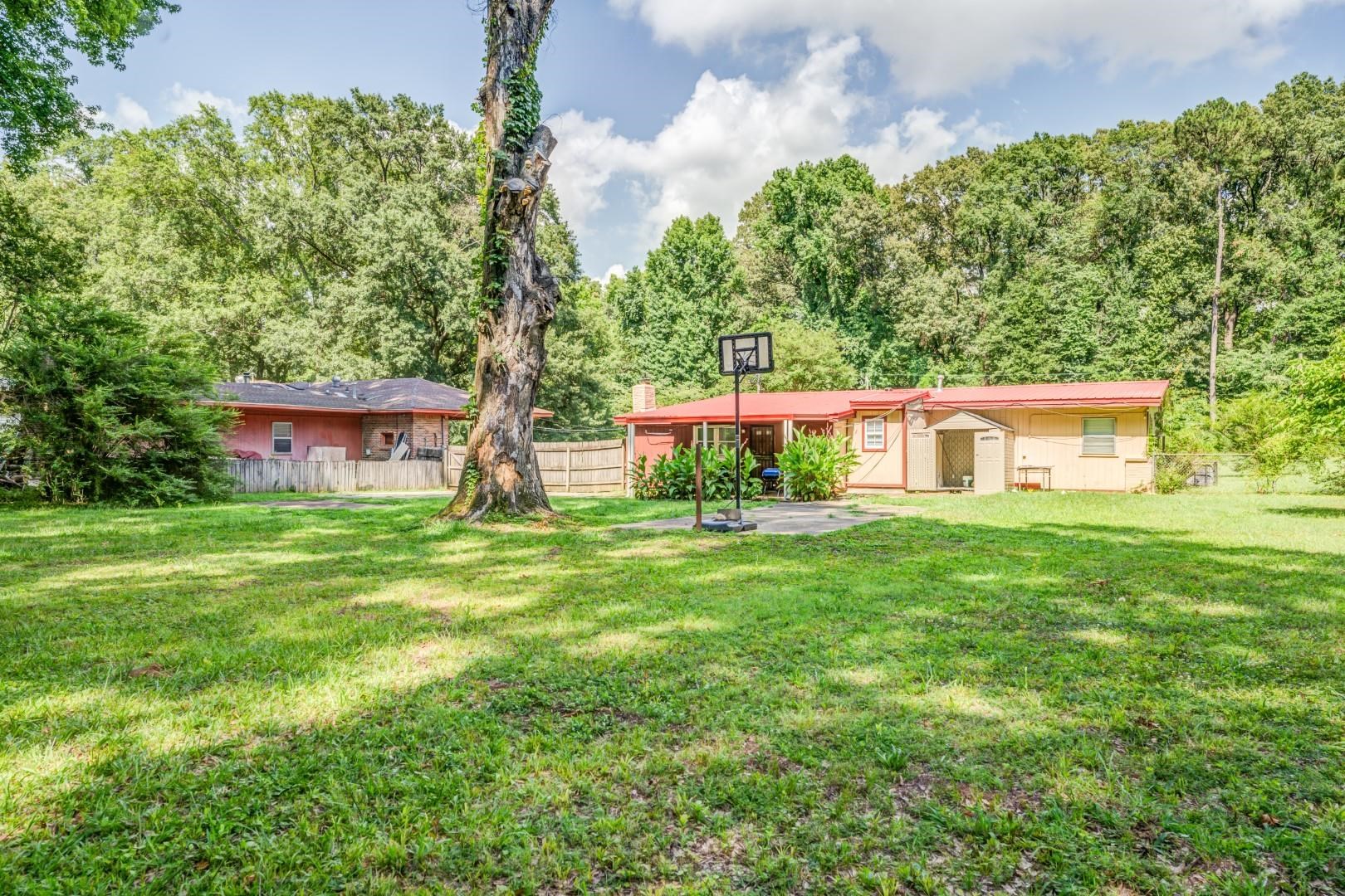 3661 McCorkle Road Memphis, TN 38116 - Photo 21 of 25 a view of a house with backyard and garden