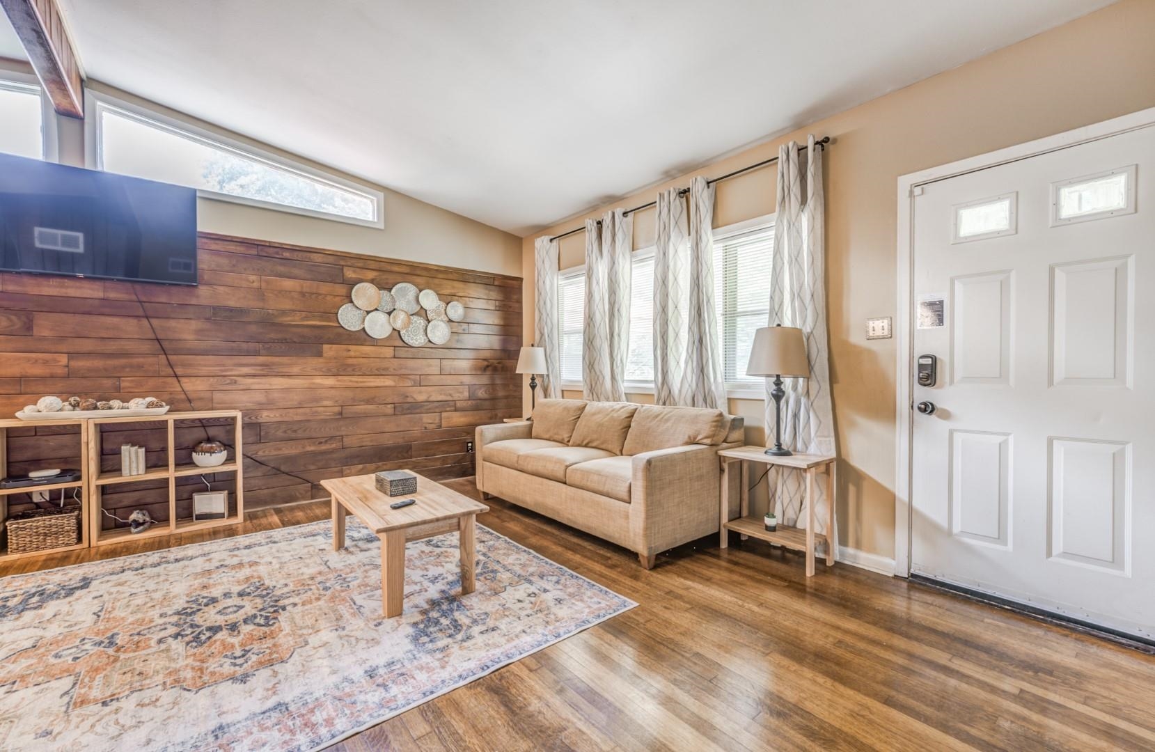 3661 McCorkle Road Memphis, TN 38116 - Photo 3 of 25 a living room with furniture and a gate