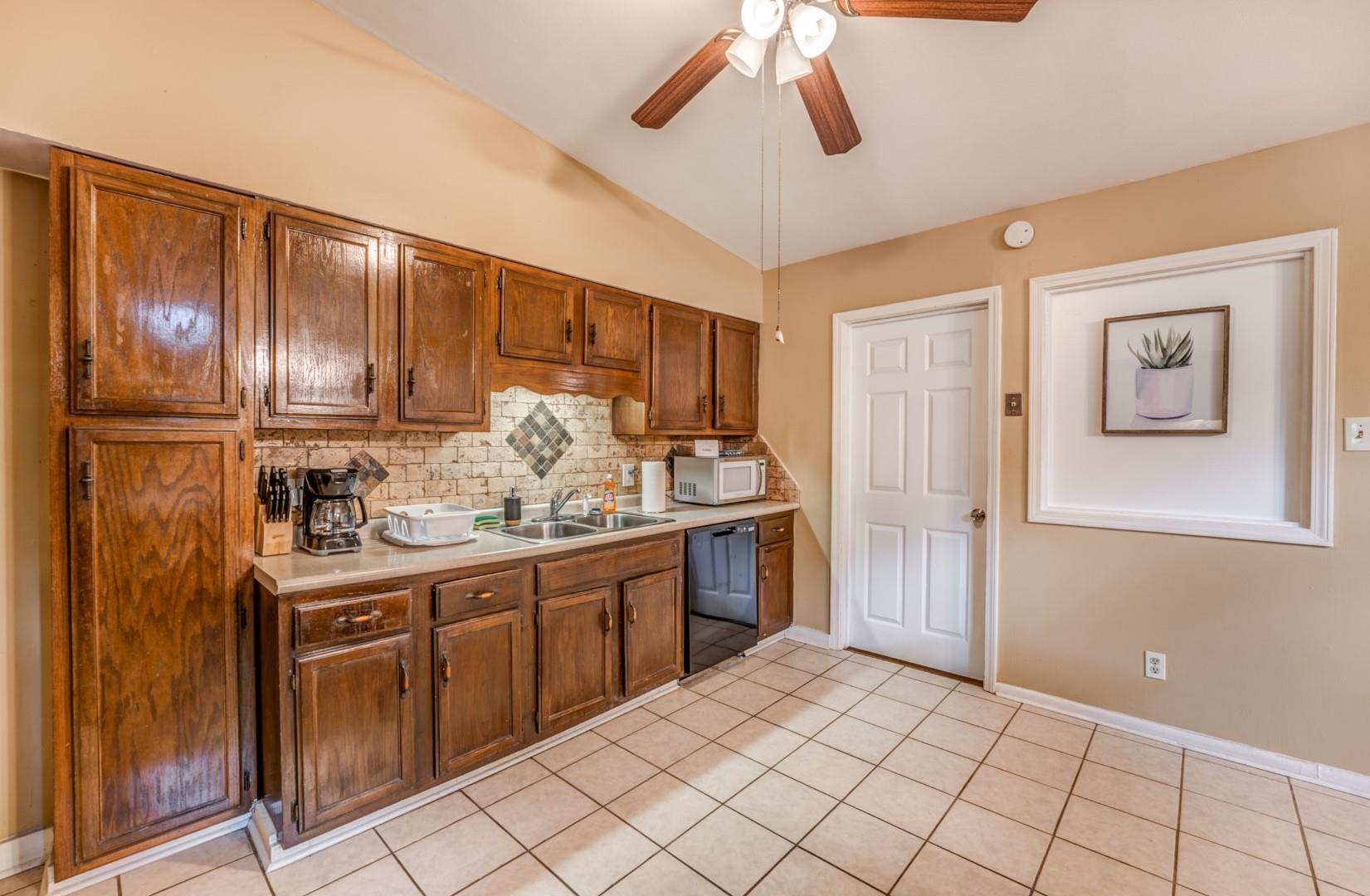 3661 McCorkle Road Memphis, TN 38116 - Photo 9 of 25 a kitchen with granite countertop stainless steel appliances a stove refrigerator and cabinets