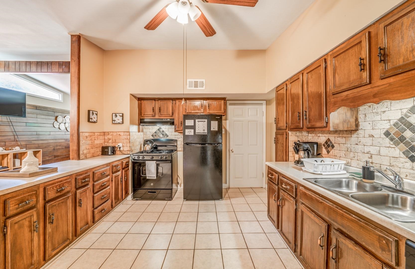 3661 McCorkle Road Memphis, TN 38116 - Photo 10 of 25 a kitchen with stainless steel appliances a sink a stove and cabinets