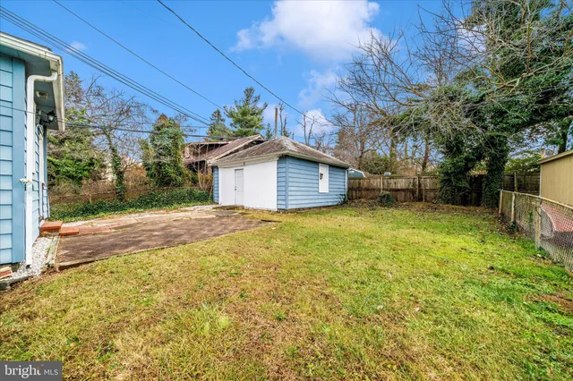 a view of a house with backyard and tree