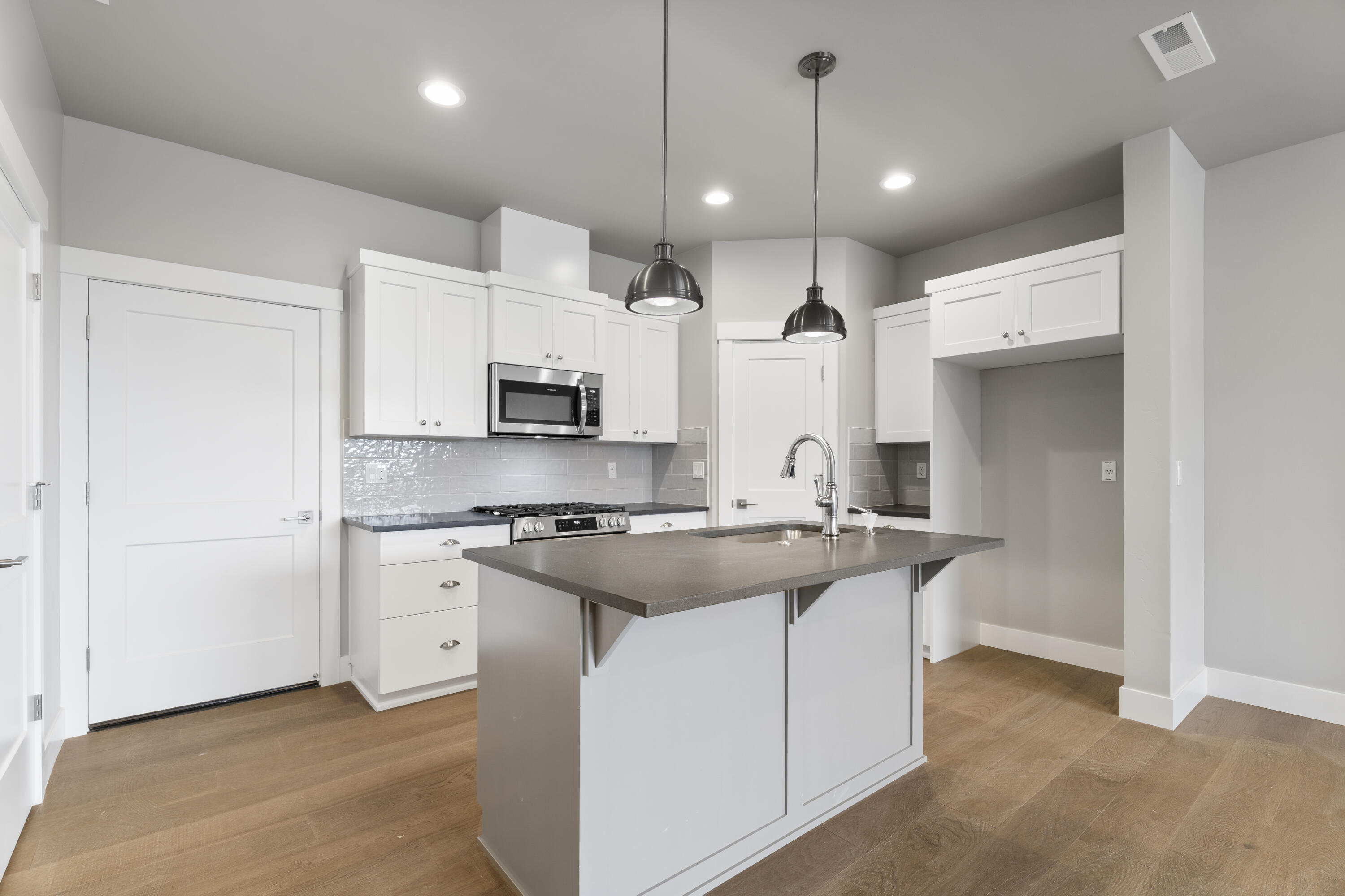 3937 Southwest Coyote Avenue, Unit LOT 154 Redmond, OR 97756 - Photo 7 of 24 12-Kitchen