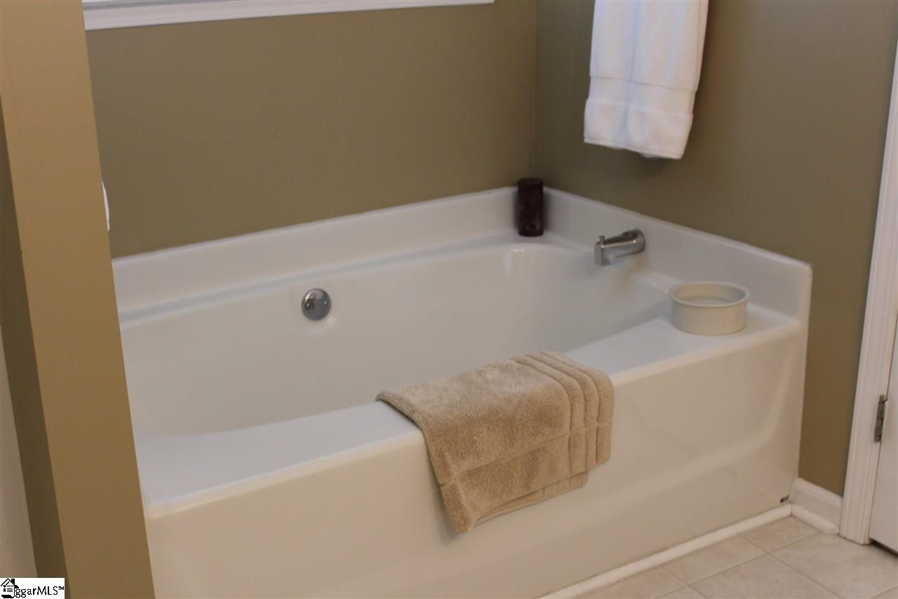8 Fawn Ridge Way Mauldin, SC 29662 - Photo 8 of 15 Master Bath