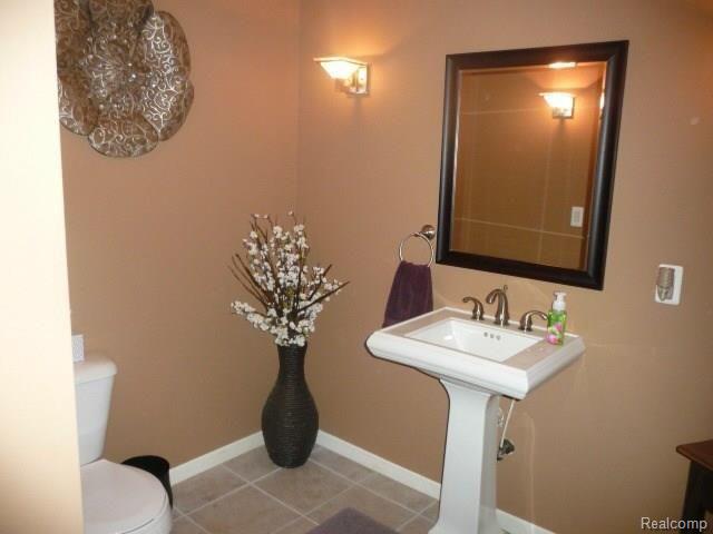 50391 Nesting Ridge Drive Macomb, MI 48044 - Photo 22 of 29 Half bath.jpg