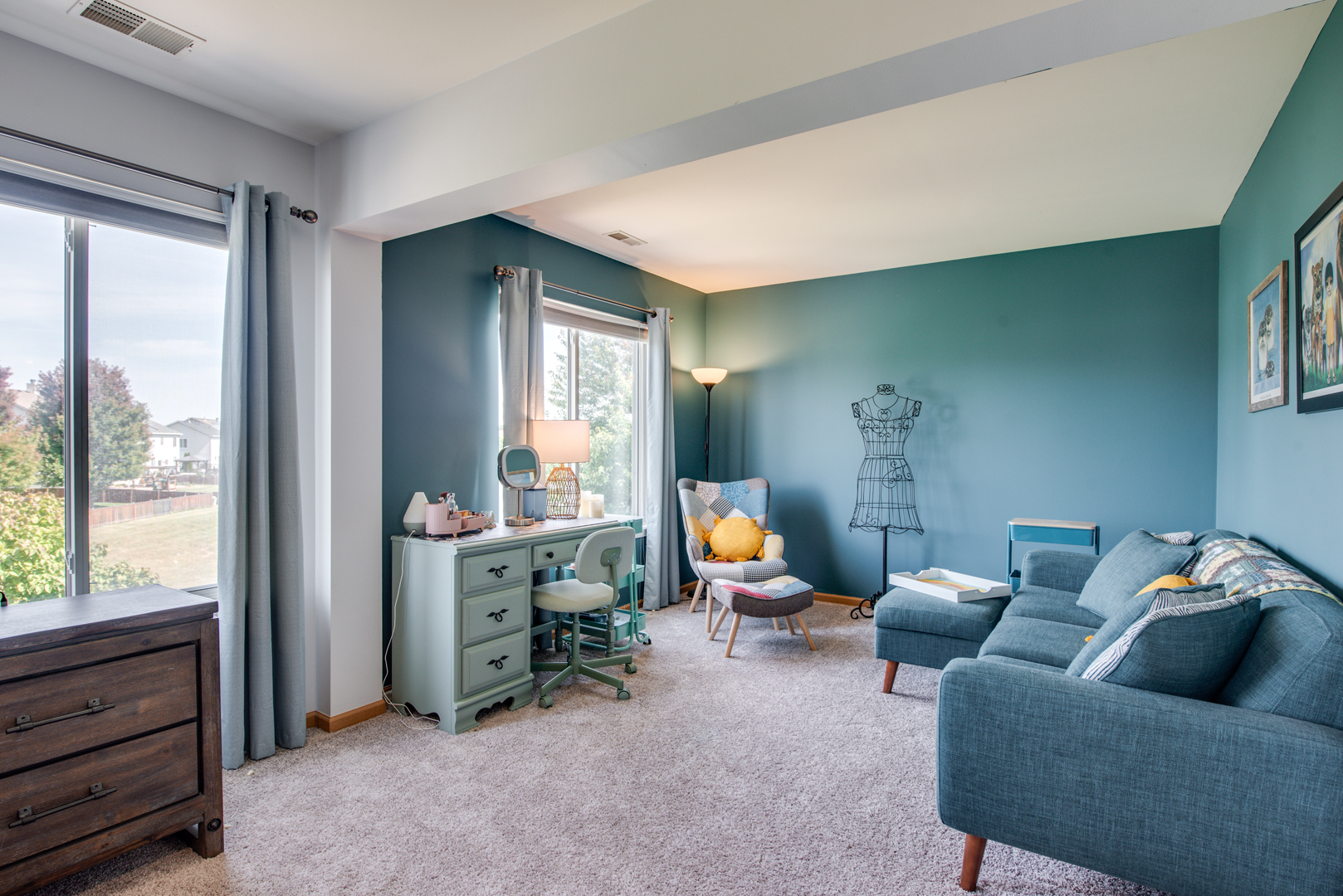 416 Hubbard Circle Plano, IL 60545 - Photo 18 of 57 a living room with furniture and a window