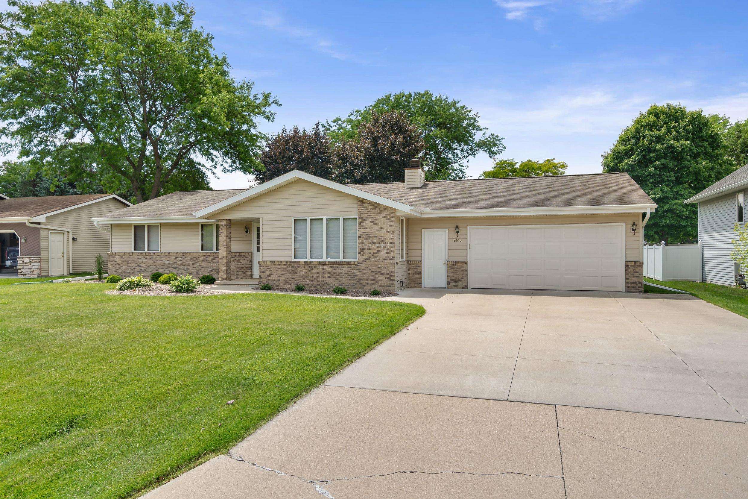 2615 West Sunnyview Circle Appleton, WI 54914 - Photo 3 of 44