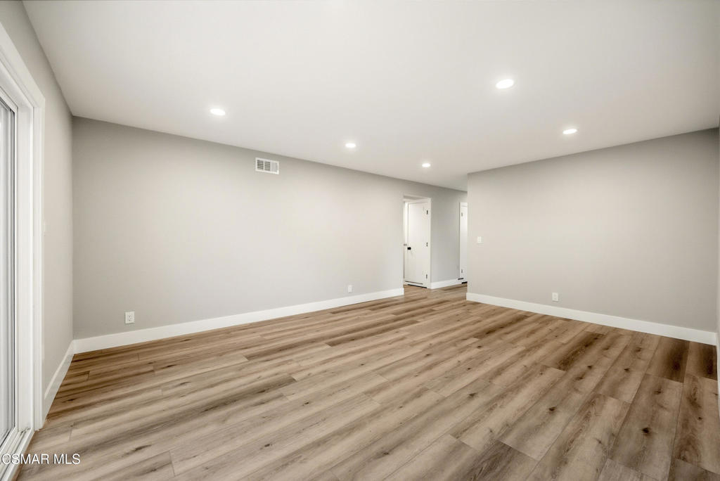 2405 Lee Street Simi Valley, CA 93065 - Photo 19 of 34