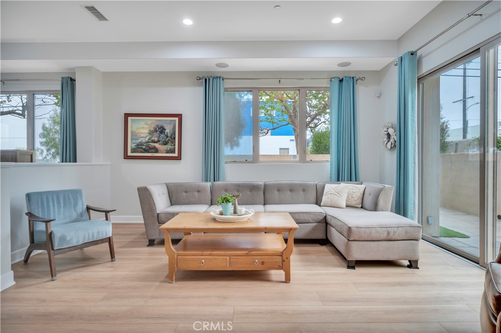 307 Kansas Street, Unit A El Segundo, CA 90245 - Photo 5 of 63