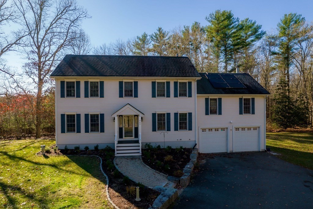 989 Walnut Plain Road Rochester, MA 02770 - Photo 6 of 41 a front view of a house with garden