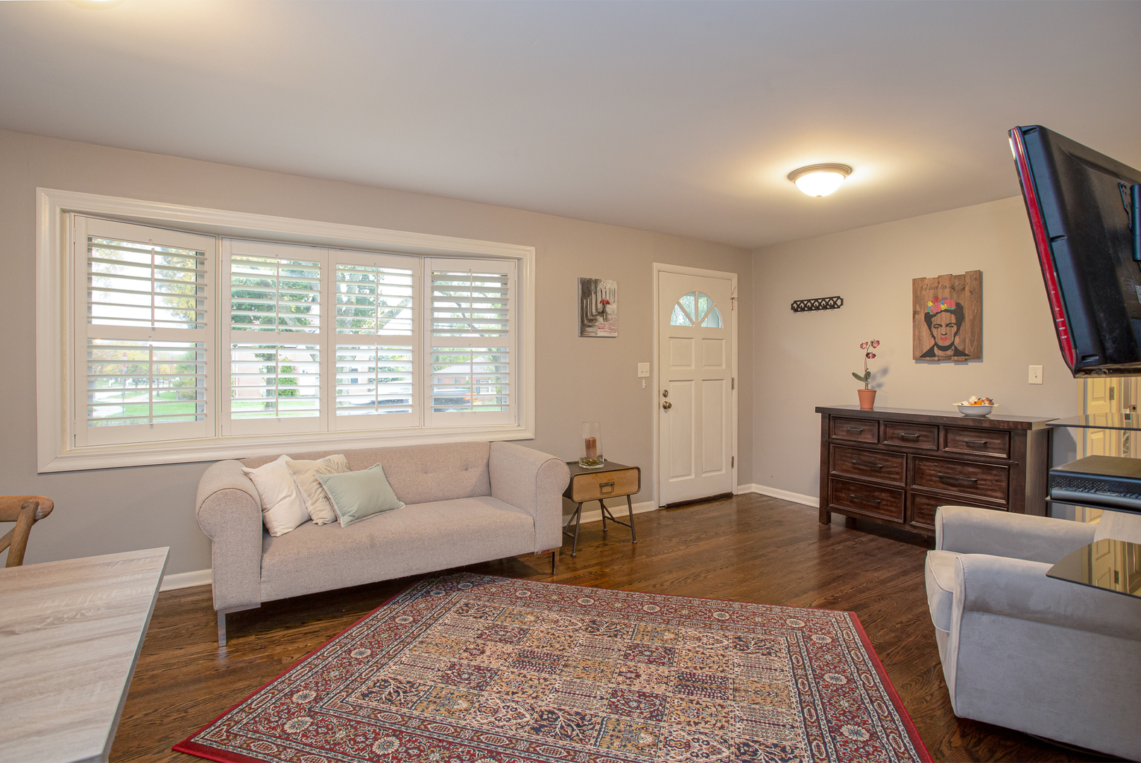 727 South Finley Road Lombard, IL 60148 - Photo 3 of 20 a living room with furniture and a flat screen tv