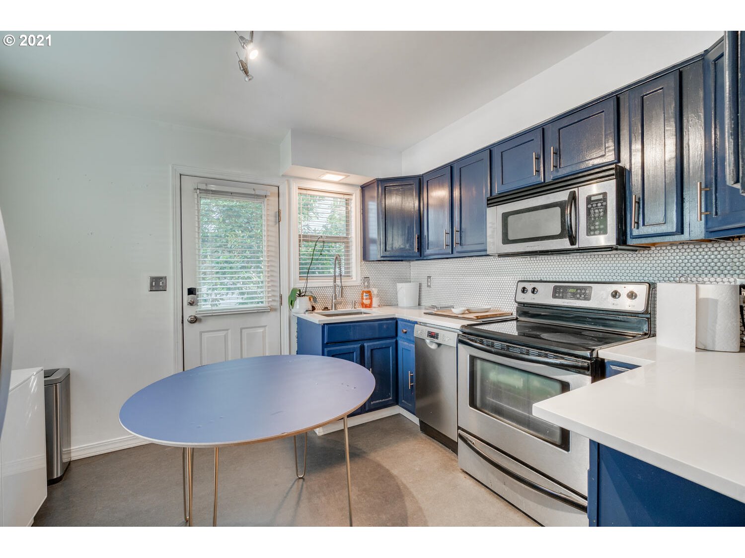 5219 Southwest View Point Terrace, Unit 1 Portland, OR 97239 - Photo 6 of 21 Gallery Image 6