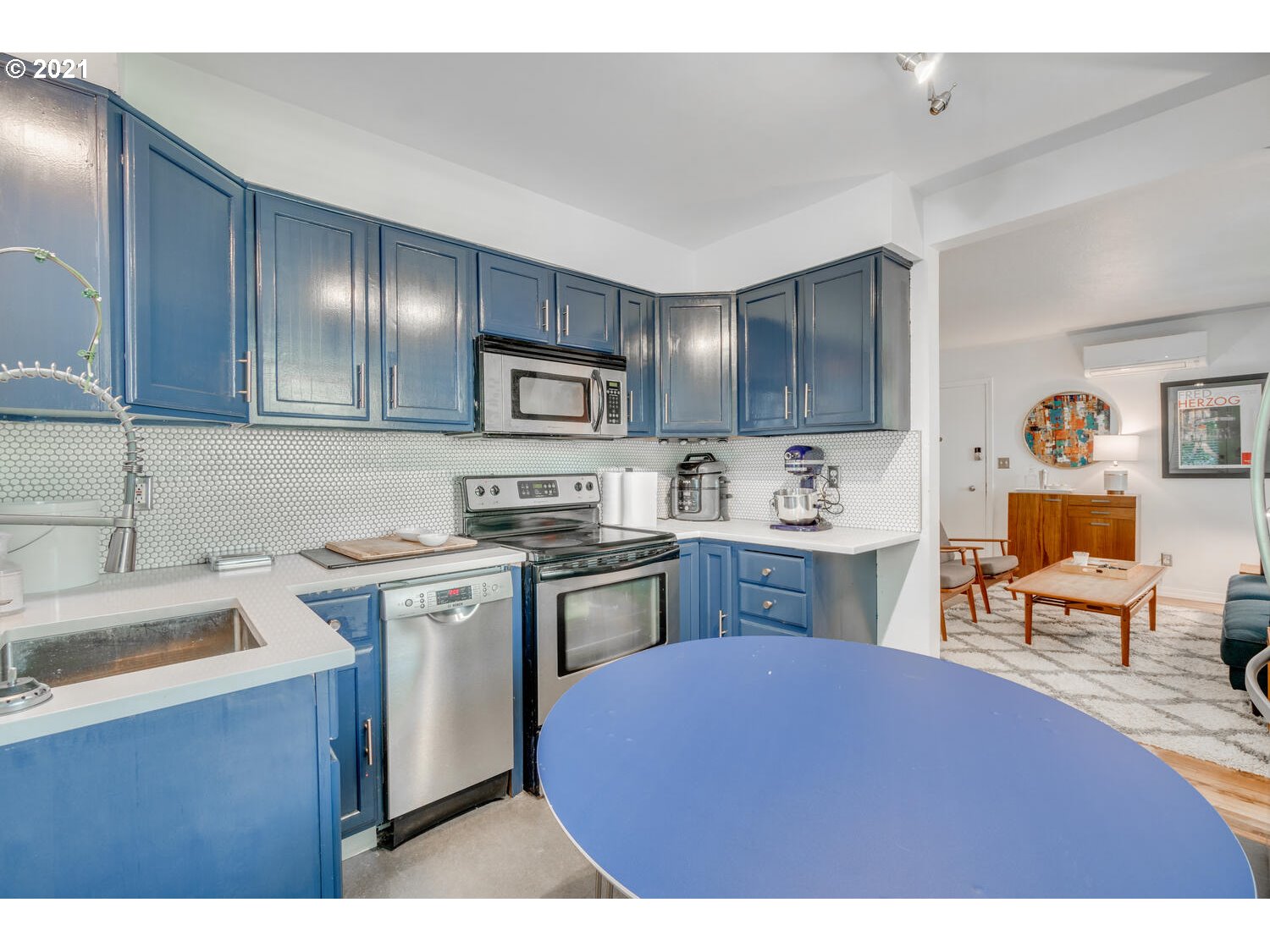 5219 Southwest View Point Terrace, Unit 1 Portland, OR 97239 - Photo 8 of 21 Gallery Image 8